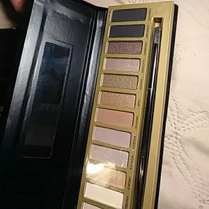 Eyeshadow pallete limited edition nude